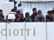 Италия разрешила мигрантам сойти с судна, которое на 5 дней "застряло" в порту