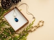 Модные украшения на Новый год-2023 - как выглядеть стильно