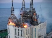 Здание горит после обстрела