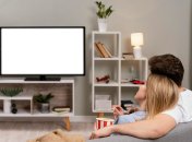 Пара перед телевизором