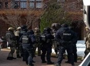 Пульт тоже в целлофане? Украинцев развеселили странности при обысках дачи Медведчука (фото)