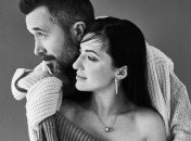 Вот это гибкость: Сергей Бабкин с женой занимаются парной йогой