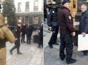 В Офисе президента неизвестный мужчина пытался поджечь себя