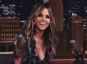 Красное платье и золотые босоножки: голливудская актриса совершила прогулку по Нью-Йорку