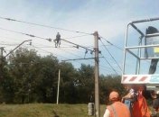 В Днепропетровской области мужчина залез на электроопору: фото