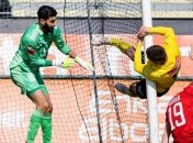 В Швеции футболист сломал ворота, забивая гол (видео)