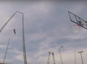 Баскетболист попал в кольцо с 33-х метровой высоты (Видео)