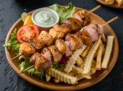 Сувлаки – это очень нежное мясо, тающее во рту (изображение создано с помощью ИИ)