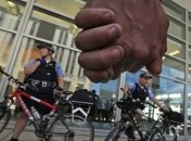 25 полицейских на велосипедах задержали двоих любовников