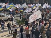 Крещатик сегодня лучше объезжать: митинг парализовал движение через центр Киева (видео)
