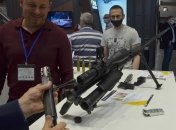 Снайперская винтовка во время демонстрации на стенде в 2021 году