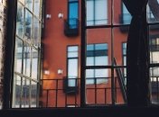 На Львівщині трирічна дівчинка випала з балкону квартири