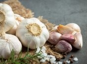 Чим обробити часник, щоб не жовтів