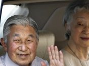 Премьер Японии отказался от комментариев об отречении императора Акихито