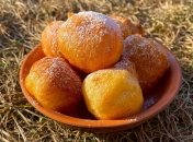 Такие пончики можно подать к борщу или любому супчику