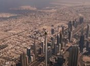 Минимум страховки и никаких спецэффектов: стюардесса взобралась на самое высокое здание мира ради видео