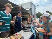 "С лопаты кормят?" Километровые очереди за бесплатной пиццей в Днепре вызвали споры в сети (видео)