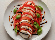 Этот салат станет хитом на вашем столе (изображение создано с помощью ИИ)