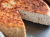 Такой кекс можно нарезать в мясном ассорти