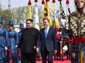 Впервые за 65 лет: Лидеры КНДР и Южной Кореи провели историческую встречу на границе