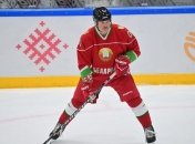 Сын Лукашенко на глазах отца засадил клюшкой между ног сопернику (видео)