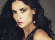 Деми Мур лишилась передних зубов