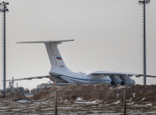 Российский транспортный самолет эвакуирует персонал 24 января 2026 года в Камышле, Сирия Фото: Этан Своуп