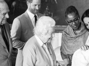 "Королева в отчаянии": Елизавета II хочет проводить время со своим правнуком Арчи