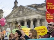 В Берлине прошли протесты "Против ненависти и расизма в бундестаге"