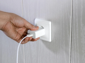 Почему категорически нельзя оставлять зарядку в розетке: названа главная опасность