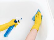 Уксус с водой наносят пульверизатором