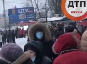 Хоть пешком иди: в сети показали видео огромных очередей на транспорт в Киеве