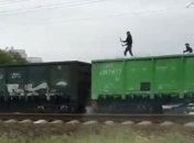 Трагедии ничему не учат: в Киеве парни ради хайпа снимали на камеру свое "путешествие" верхом на товарняке (видео)
