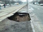 В Киеве провалился асфальт: воронка глубиной в 3,5 метра
