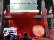 "Медаль презрения": активисты облили здание Минздрава Франции красной краской