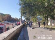 На месте взрыва продолжают работать следователи