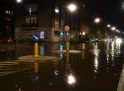 Непогода в Варшаве: Затоплены улицы и повалены сотни деревьев (Видео)