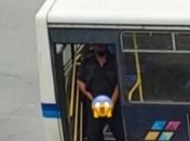 Уринотерапия за 10 грн: днепровский водитель стал героем сети, справив нужду прямо из маршрутки (фото)