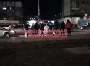 Мітингувальники пропускають лише деякі авто