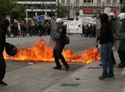 Неизвестные забросали коктейлями Молотова департамент полиции Афин