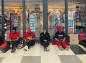 В Южной Африке люди блокировали работу аптек из-за расистской рекламы шампуня 