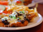 Куриный шницель с грибами и сыром