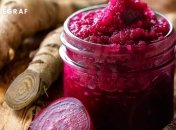 Хрен со свеклой прекрасно дополняет вкус многих блюд (изображение создано с помощью ИИ)