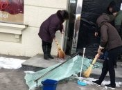 В центре Харькова разгромили магазин одежды: момент нападения попал на видео