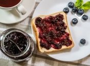 Перетерта з цукром чорниця — джерело вітамінів на зиму