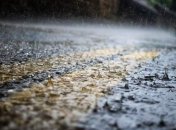 В центре Киева авто ушло под землю из-за мощного ливня (фото)