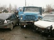 Неудачный обгон привел к столкновению трех автомобилей