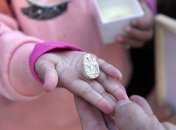 Девочка подняла с земли камень, когда его протерли — удивились