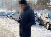 Автовор закопался в снегу под деревом, чтобы скрыться от полицейских (фото)