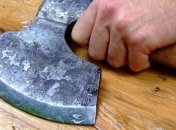 Покупці розбігалися хто куди: в Маріуполі чоловік напав на "АТБ" з сокирою (відео 18+)